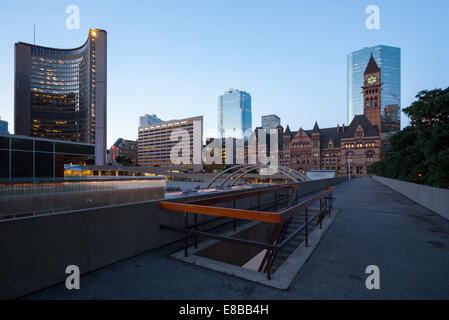 New City Hall auf der linken Seite und das alte Gebäude auf der rechten Seite am Nathan Phillips Square. Toronto, Ontario, Kanada. Stockfoto