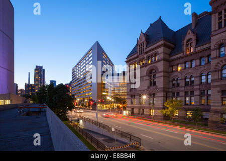 Im Nordwesten Ecke des alten Rathauses von Nathan Phillips Square in der Innenstadt von Toronto, Ontario, Kanada. Stockfoto