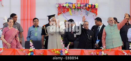 Neu-Delhi, Indien. 3. Oktober 2014. Indische Premierminister Narendra Modi (1. R, vorne), indischen Präsidenten Pranab Mukherjee (2. R, vorne), indische Vize-Präsident Mohammad Hamid Ansari (3. R, vorne) und Indiens Präsident des Kongresses Sonia Gandhi (Front L) an der Feier des Dussehra-Festival in Neu-Delhi, Indien, 3. Oktober 2014. Dussehra-fest erinnert an den Sieg der Hindu-Gott Rama über Ravana. © Partha Sarkar/Xinhua/Alamy Live-Nachrichten Stockfoto