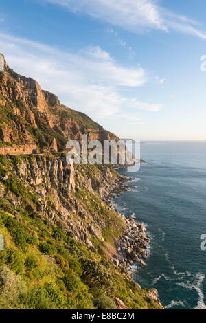 Zeigen Sie südlich von Chapmans Peak entlang der Steilküste mit Blick auf den Atlantik, Kapstadt, Südafrika an Stockfoto