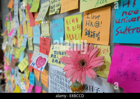 Die Wand des Legislative Council oder LegCo Gebäudes ziert ausgiebig Gedanken und Wünsche. Pro-demokratischen studentischen Demonstranten halten Sie schnell durch die Nacht in Hong Kong.Police und Bereitschaftspolizei sind wieder an seinen Platz. 2. Oktober 2014 Datum-02.10.14 Credit: Jayne Russell/Alamy Live-Nachrichten Stockfoto