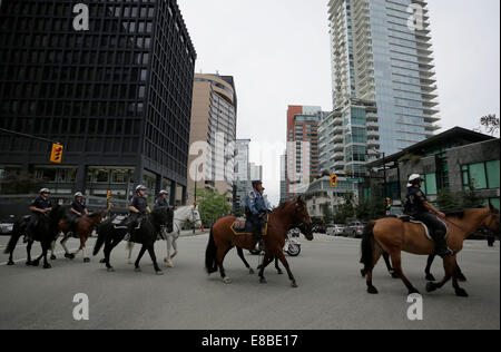 Vancouver, Kanada. 3. Oktober 2014. Berittene Polizei patrouillieren mit Pferd entlang der Straße in der Innenstadt von Vancouver, Canada, 3. Oktober 2014. Gehostet von Vancouver Police Department, das 11. jährliche Polizei montiert Einheit Seminar startete am Freitag. Während der sieben-Tage-Seminar wird insgesamt 17 berittene Einheiten aus Kanada, USA und Australien für Schulung und Austausch von polizeilichen Fähigkeiten auf Fahrt gemeinsam. © Liang Sen/Xinhua/Alamy Live-Nachrichten Stockfoto