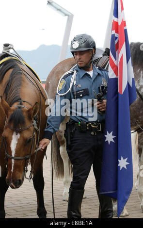 Vancouver, Kanada. 3. Oktober 2014. Seattle berittener Polizisten trägt eine Flagge für eine australische Polizist Jack Poole Plaza in der Innenstadt von Vancouver, Canada, 3. Oktober 2014. Gehostet von Vancouver Police Department, das 11. jährliche Polizei montiert Einheit Seminar startete am Freitag. Während der sieben-Tage-Seminar wird insgesamt 17 berittene Einheiten aus Kanada, USA und Australien für Schulung und Austausch von polizeilichen Fähigkeiten auf Fahrt gemeinsam. © Liang Sen/Xinhua/Alamy Live-Nachrichten Stockfoto