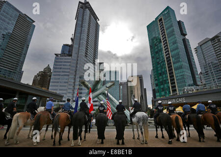 Vancouver, Kanada. 3. Oktober 2014. Berittene Polizei aus verschiedenen Ländern versammeln sich am Jack Poole Plaza in der Innenstadt von Vancouver, Canada, 3. Oktober 2014. Gehostet von Vancouver Police Department, das 11. jährliche Polizei montiert Einheit Seminar startete am Freitag. Während der sieben-Tage-Seminar wird insgesamt 17 berittene Einheiten aus Kanada, USA und Australien für Schulung und Austausch von polizeilichen Fähigkeiten auf Fahrt gemeinsam. © Liang Sen/Xinhua/Alamy Live-Nachrichten Stockfoto