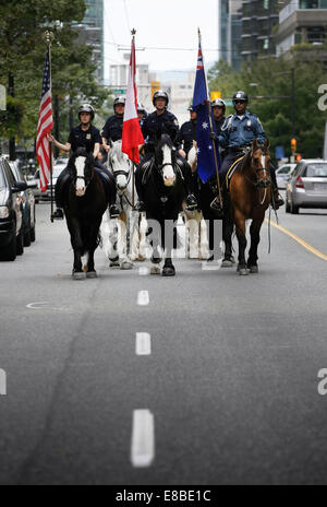 Vancouver, Kanada. 3. Oktober 2014. Berittene Polizei patrouillieren mit Pferd entlang der Straße in der Innenstadt von Vancouver, Canada, 3. Oktober 2014. Gehostet von Vancouver Police Department, das 11. jährliche Polizei montiert Einheit Seminar startete am Freitag. Während der sieben-Tage-Seminar wird insgesamt 17 berittene Einheiten aus Kanada, USA und Australien für Schulung und Austausch von polizeilichen Fähigkeiten auf Fahrt gemeinsam. © Liang Sen/Xinhua/Alamy Live-Nachrichten Stockfoto