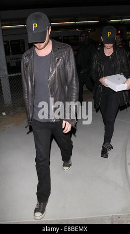 Aaron Paul und seine Frau Lauren Parsekian tragen passende 'P'-Baseball-Kappen, da am Los Angeles International Airport (LAX) Featuring eintreffen: Aaron Paul, Lauren Parsekian Where: Los Angeles, California, Vereinigte Staaten von Amerika bei: 31. März 2014 Stockfoto