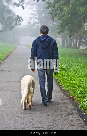 Mann geht mit seinem Hund in der Natur Stockfoto