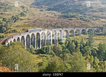 ScotRail Class 56 DMU ist das Glenfinnan-Viadukt bei Glenfinnan Highland Schottland unterwegs von Mallaig nach Fort William durchqueren. Stockfoto