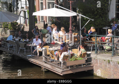 t Smalle Drinken Café Amsterdam auf Egelantiersgracht Canal Amsterdam Stockfoto