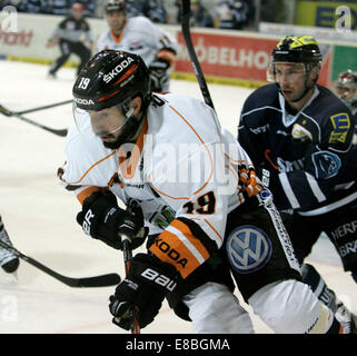 3. Oktober 2014 - Ingolstadt, Bayern, Deutschland - Marco ROSA/CAN/Wolfsburg. Deutsche Eishockeyliga Spieltag 7,. ERC Ingolstadt Vs EHC Wolfsburg. Ingolstadt, Saturn Arena, 3. Oktober 2014, ...die Landesmeister Ingolstadt am Nationalfeiertag einer der Favoriten für diese Saison erhält (Credit-Bild: © Wolfgang Fehrmann/Wolfgang Fehrmann/ZUMA Draht) Stockfoto