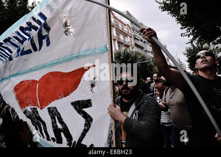Menschen halten einen Banner beim marschieren während einer Demonstration in der Stadt von Thessaloniki in Nordgriechenland. Hunderte Menschen nahmen die Straßen von Thessaloniki gegen die Arbeitslosigkeit in Griechenland zu demonstrieren und die Regierung von Antonis Samaras Politik. Die Demonstration wurde von P.A.ME organisiert. Oder alle Arbeitnehmer militante Front. Stockfoto