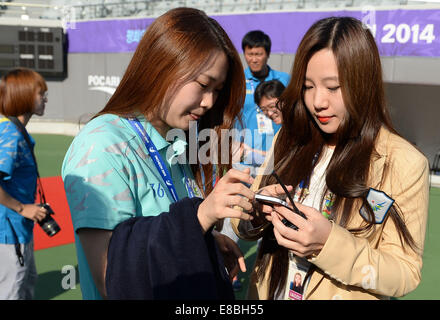 Incheon, Südkorea. 4. Oktober 2014. Freiwilligen Abschied nach dem Match soft-Tennis bei den 17. Asian Games in Incheon, Südkorea, 4. Oktober 2014. © Wang Peng/Xinhua/Alamy Live-Nachrichten Stockfoto