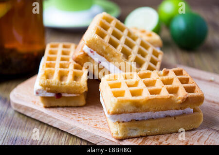 Waffeln-Souffle-Füllung. Auf dem Tisch Kalk und Tee. Stockfoto