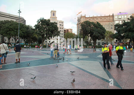 BARCELONA, Spanien - 25. August 2014: Bürger und Polizisten zu Fuß auf der Placa de Catalunya in Barcelona Stockfoto