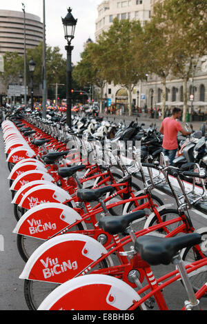 BARCELONA, Spanien - 25. August 2014: lange Reihe der roten Fahrräder zu vermieten auf der Placa de Catalunya in Barcelona Stockfoto