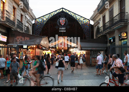 BARCELONA, Spanien - 25. August 2014: gewöhnliche Menschen zu Fuß neben dem Eingang zu La Boqueria, Marktplatz im alten Teil des Barcelo Stockfoto