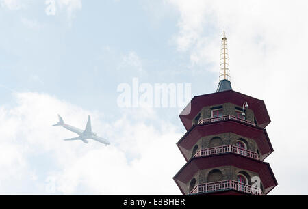 Teilansicht der Pagode in Kew Gardens als Flugzeug geht oben in der Nähe der Pagode Stockfoto