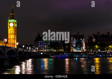 Big Ben in der Nacht mit Thames mit Reflexion über die Themse Stockfoto