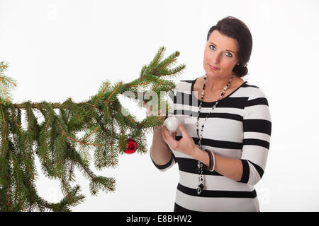 Frau mit einer Weihnachtskugel Stockfoto