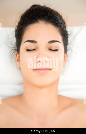 Hübsche junge Frau mit einer massage Stockfoto