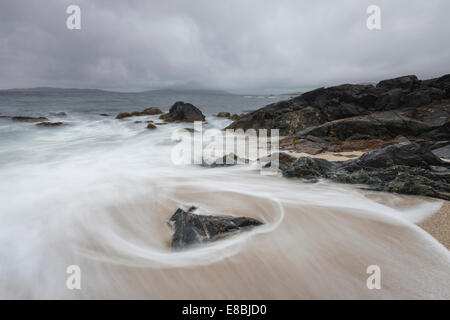 Fließenden Strom an einem stürmischen Abend am Strand von Bagh Steinigidh, Ton z., Isle of Harris, äußeren Hebriden, Schottland Stockfoto