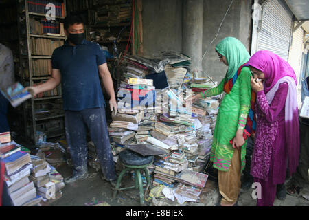 Srinagar, Kaschmir. 4. Oktober 2014. Srinagar, indisch verwalteten Teil Kaschmirs: 4. Oktober 2014: eine Gruppe von Studenten im Einkauf beschädigt beschäftigt Bücher Metalbands Srinagar Stadt Srinagar und andere Teile von Kaschmir erlebt täglich einkaufen anlässlich (EID-UL-AZHA) am Montag 6. wird gefeiert Kaschmir ist "ertrunken komplett" unter Hochwasser, ein hoher Beamter sagte, mit der tödlichen Überschwemmung jetzt betrifft etwa 2 Millionen Menschen im benachbarten Pakistan und bedrohen die alles entscheidende Baumwollindustrie (Sofi Suhail/Alamy Live News Stockfoto