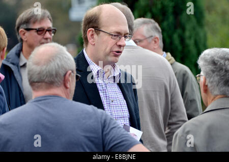 Mark Reckless, ehemalige konservative Wartungstafel Kampagnen auf einem UKIP-Aktionstag in Rochester, Kent, wo er als Kandidat der UKIP in einer Nachwahl November stehen wird Stockfoto