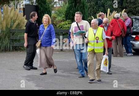 UKIP-Aktionstag in Rochester, Kent, UK. 4. Oktober 2014. Ehemalige konservative MP Mark Reckless stehen als UKIP Kandidat in einer November-Nachwahl. Start in den Morgen auf dem Parkplatz des George Pub. Stockfoto