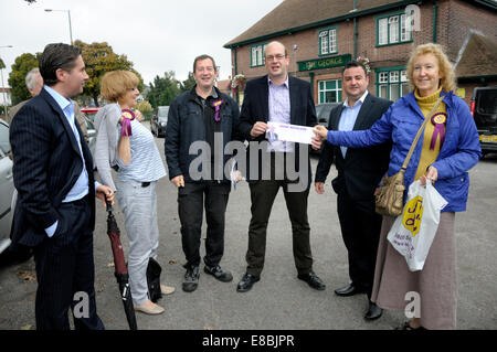 UKIP-Aktionstag in Rochester, Kent, UK. 4. Oktober 2014. Ehemalige konservative MP Mark Reckless stehen als UKIP Kandidat in einer November-Nachwahl. Start in den Morgen auf dem Parkplatz des George Pub. Stockfoto