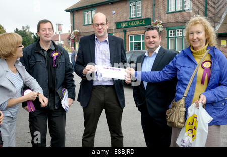 UKIP-Aktionstag in Rochester, Kent, UK. 4. Oktober 2014. Ehemalige konservative MP Mark Reckless stehen als UKIP Kandidat in einer November-Nachwahl. Start in den Morgen auf dem Parkplatz des George Pub. Stockfoto