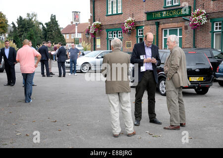 UKIP-Aktionstag in Rochester, Kent, UK. 4. Oktober 2014. Ehemalige konservative MP Mark Reckless stehen als UKIP Kandidat in einer November-Nachwahl. Start in den Morgen auf dem Parkplatz des George Pub. Stockfoto