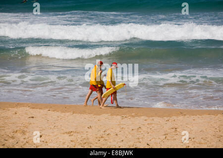 Zwei Surf Rescue Life Savers Teenage Boys am Manly Beach, Sydney, Australien Stockfoto