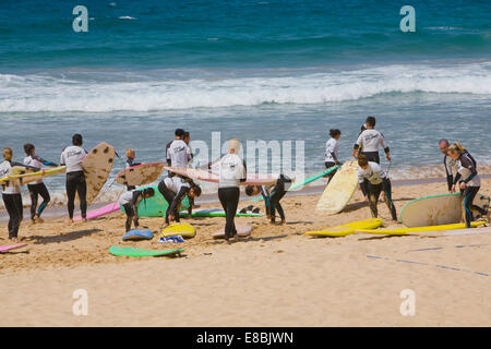 Eine Gruppe von Leuten, die eine Surfstunde von der Manly Surf School am Manly Beach, Sydney, Australien, machen Stockfoto