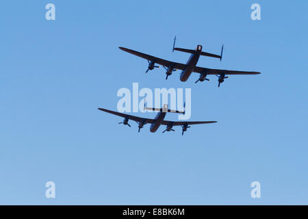 Historische Wiedervereinigung der zwei letzten flugfähigen Avro Lancaster Bomber. Stockfoto