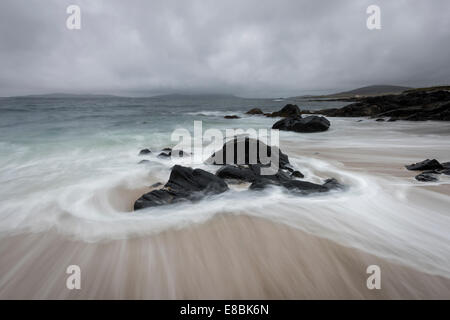 Fließenden Strom an einem stürmischen Abend am Strand von Bagh Steinigidh, Ton z., Isle of Harris, äußeren Hebriden, Schottland Stockfoto