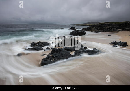 Fließenden Strom an einem stürmischen Abend am Strand von Bagh Steinigidh, Ton z., Isle of Harris, äußeren Hebriden, Schottland Stockfoto