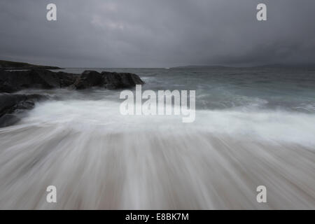 Fließenden Strom an einem stürmischen Abend am Strand von Bagh Steinigidh, Ton z., Isle of Harris, äußeren Hebriden, Schottland Stockfoto