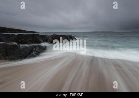 Fließenden Strom an einem stürmischen Abend am Strand von Bagh Steinigidh, Ton z., Isle of Harris, äußeren Hebriden, Schottland Stockfoto