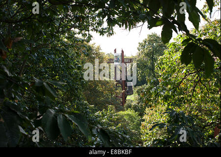 Aufzug und Treppe bis zu den Xstrata Treetop Walkway im Royal Botanic Gardens in Kew, Richmond. Stockfoto