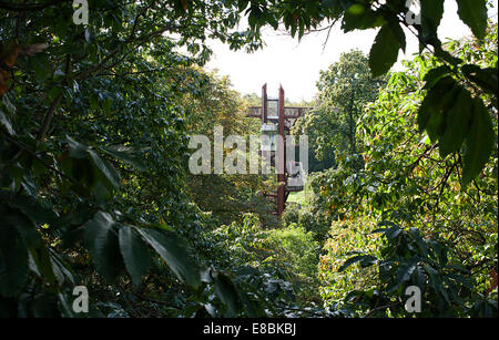 Aufzug und Treppe bis zu den Xstrata Treetop Walkway im Royal Botanic Gardens in Kew, Richmond. Stockfoto