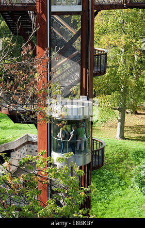 Aufzug und Treppe bis zu den Xstrata Treetop Walkway im Royal Botanic Gardens in Kew, Richmond. Stockfoto