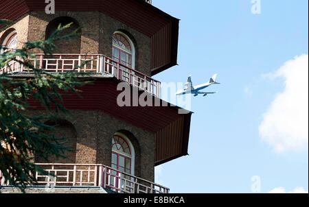 Teilansicht der Pagode in Kew Gardens als Flugzeug geht oben in der Nähe der Pagode Stockfoto