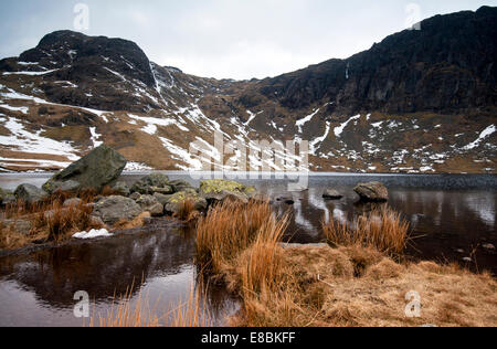 Harrison Stickle auf der linken Seite gesehen, überragt Stickle Tarn in der Lake District National Park. Stockfoto