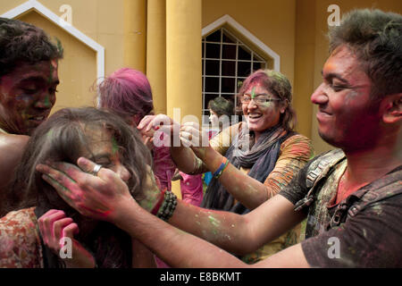 Dhaka, Bangladesch. 4. Oktober 2014. Bangladeshi Leute spielt mit Abir am letzten Tag der Durga Puja Festival in Dhaka, Bangladesch-Credit: Suvra Kanti Das/ZUMA Wire/ZUMAPRESS.com/Alamy Live News Stockfoto