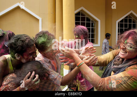 Dhaka, Bangladesch. 4. Oktober 2014. Bangladeshi Leute spielt mit Abir am letzten Tag der Durga Puja Festival in Dhaka, Bangladesch-Credit: Suvra Kanti Das/ZUMA Wire/ZUMAPRESS.com/Alamy Live News Stockfoto