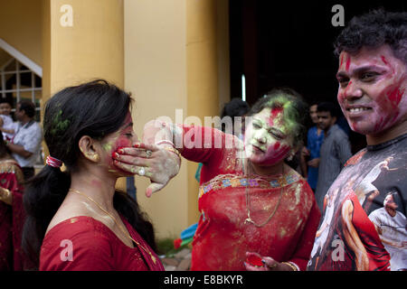 Dhaka, Bangladesch. 4. Oktober 2014. Frauen in Bangladesch beteiligen '' ˜Sindur Khela "an eine Durga Puja Pandals auf '' ˜Bijoya Dashami" in Dhaka, Bangladesch-Credit: Suvra Kanti Das/ZUMA Wire/ZUMAPRESS.com/Alamy Live News Stockfoto