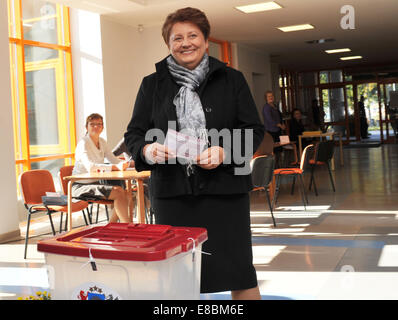 Riga, Lettland. 4. Oktober 2014. Lettische Premierminister Laimdota Straujuma wirft ihre Stimmzettel in einem Wahllokal in den Vorstädten von Riga, Lettland, 4. Oktober 2014. Umfragen eröffnet in Lettland bei den allgemeinen Wahlen am Samstagmorgen mit 13 politische Parteien und Wahlen Blöcke im Wettbewerb um die 100 Sitze in die Saeima, das lettische Parlament. Bildnachweis: Guo Qun/Xinhua/Alamy Live-Nachrichten Stockfoto