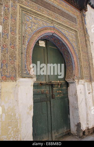 Marokko. Fez. Hervorragende traditionelle verzierte antike Tür in Medina. Grün bemalte Holztür. Islamische Dekoration. Stockfoto