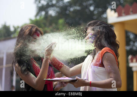 Dhaka, Bangladesch. 4. Oktober 2014. Bangladeshi Leute spielt mit Abir am letzten Tag der Durga Puja Festival in Dhaka, Bangladesch-Credit: Suvra Kanti Das/ZUMA Wire/ZUMAPRESS.com/Alamy Live News Stockfoto