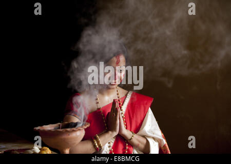 Dhaka, Bangladesch. 4. Oktober 2014. Eine Frau betet zu Gott in den letzten Tag der Durga Puja in DHaka, Bangladesch-Credit: Suvra Kanti Das/ZUMA Wire/ZUMAPRESS.com/Alamy Live News Stockfoto